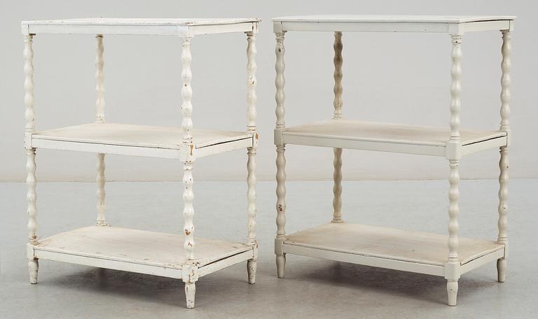 ETAGERER, ett par, omkring 1900.