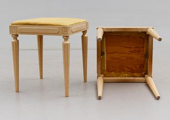 TABURETTER, 1 par, gustaviansk stil, 1900-talets andra hälft.