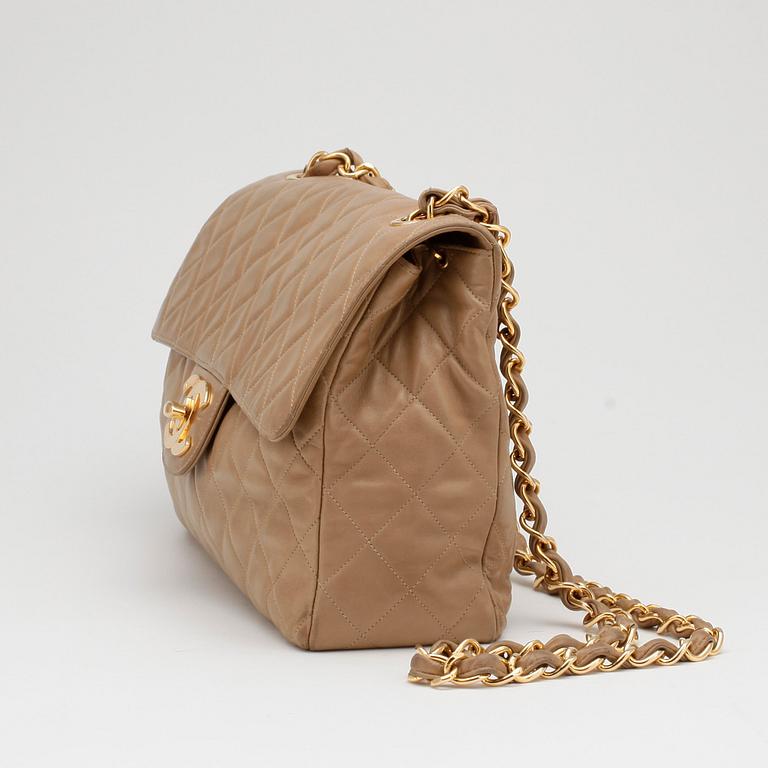 CHANEL, a qulited beige leather shoulder bag.