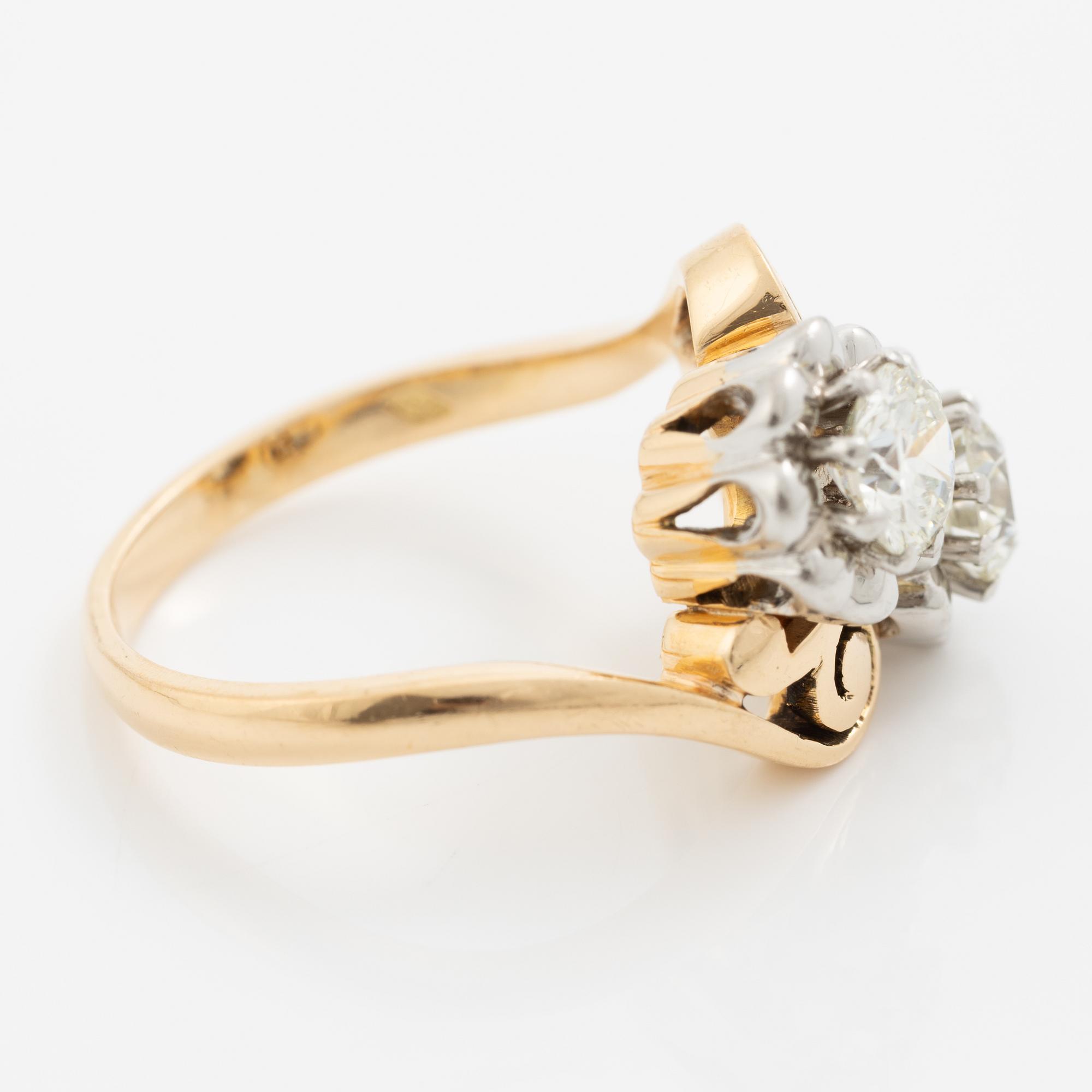 Ring 18K gold with two round brilliant-cut diamonds.