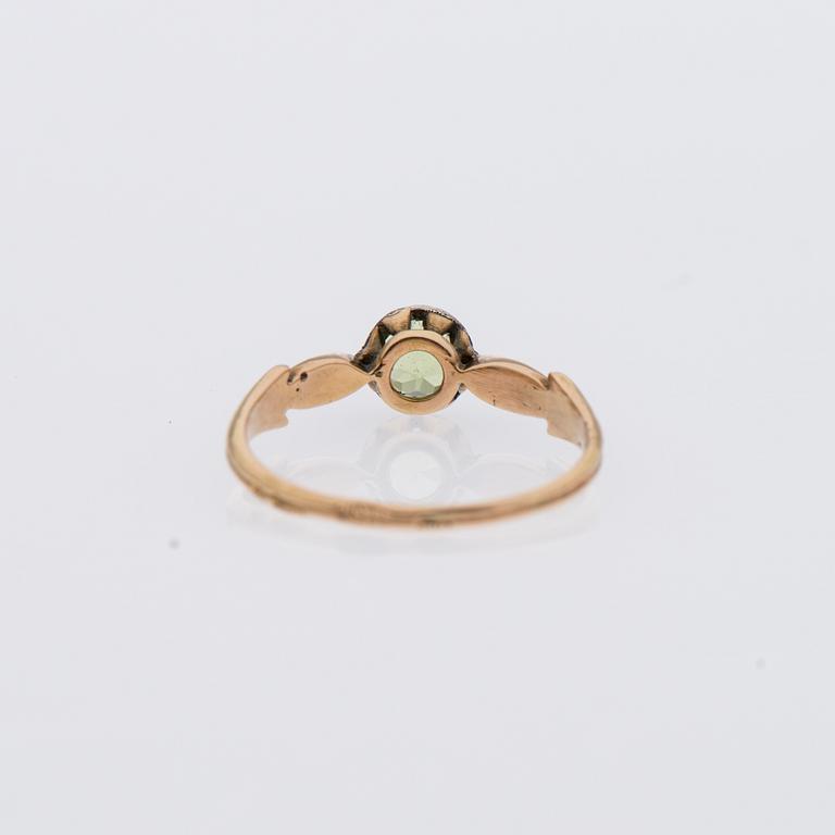 RING, 14K (56) guld, peridot, diamanter.