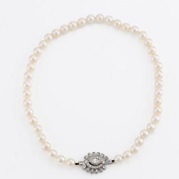 Pearl necklace, with cultured pearls, clasp 18K set with a cushion-cut diamond and baguette- and brilliant-cut diamonds.
