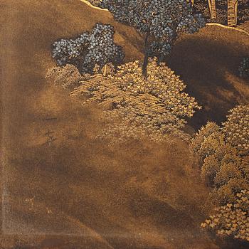 PANEL, lackerad och förgylld metall. Japan, sen Meiji, tidigt 1900-tal. Signerad.