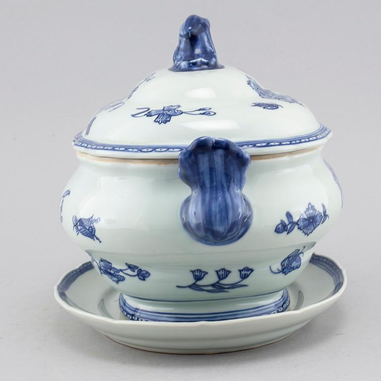 A porcelain terrine "Nejlika" from IKEAS 18th century series from the late 20th century.