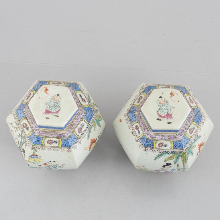 A pair of porcelain urna with covers, China, second half of the 20th century.