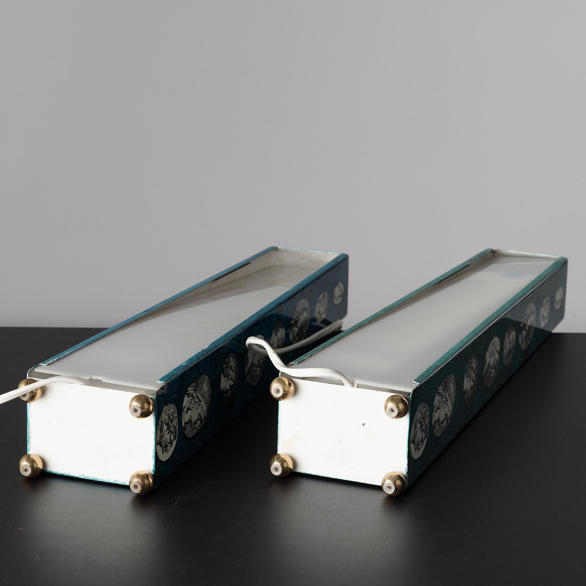 Piero Fornasetti, obelisker / bordslampor, 2 st snarlika, Milano, Italien.