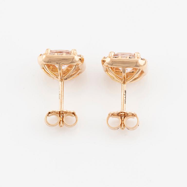 Ett par örhängen 18K guld med fasettslipade morganiter och runda briljantslipade diamanter.