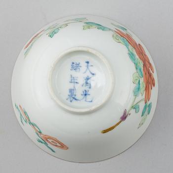 A famille rose bowl, Qing dynasty, (1874-1908).