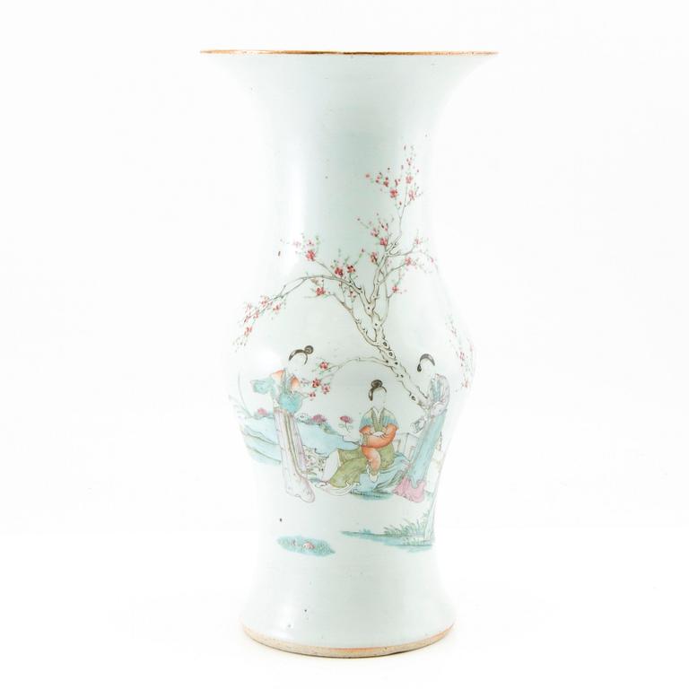 A Chinese vase, 20th century.