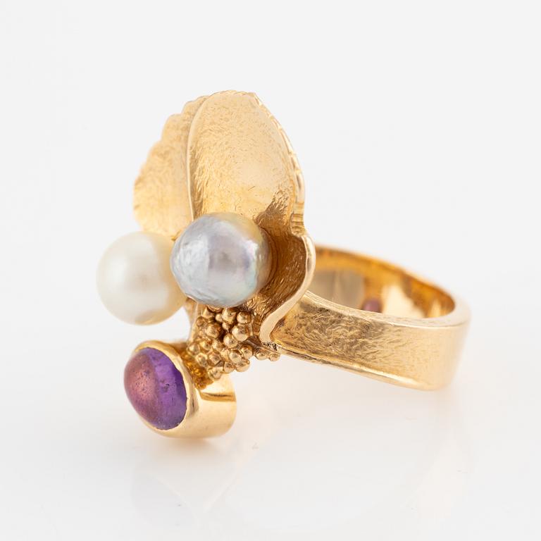 Ring, 18K gold with cabochon-cut amethyst and pearls, Argentum, Kalmar 1991.