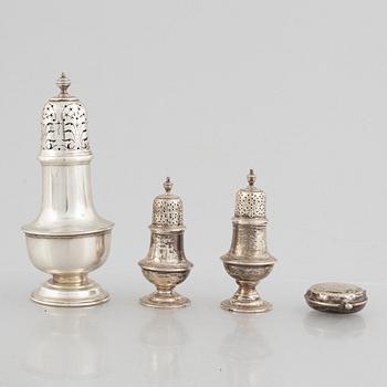 Sockerruska, salt- och pepparströare samt luktdosa, silver, bl.a. Daniel & John Wellby, London, England 1905.