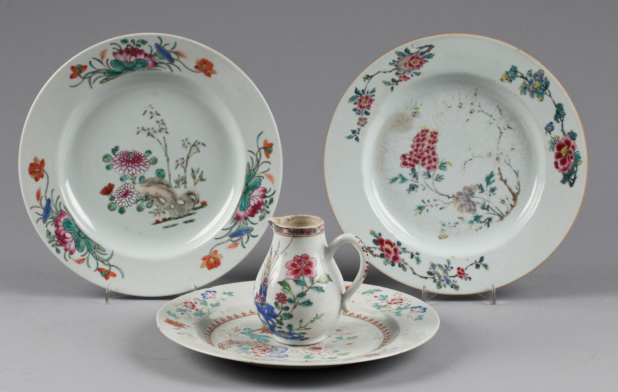 TALLRIKAR, 3 st samt GRÄDDKANNA. Porslin, Kina, 1700-tal.