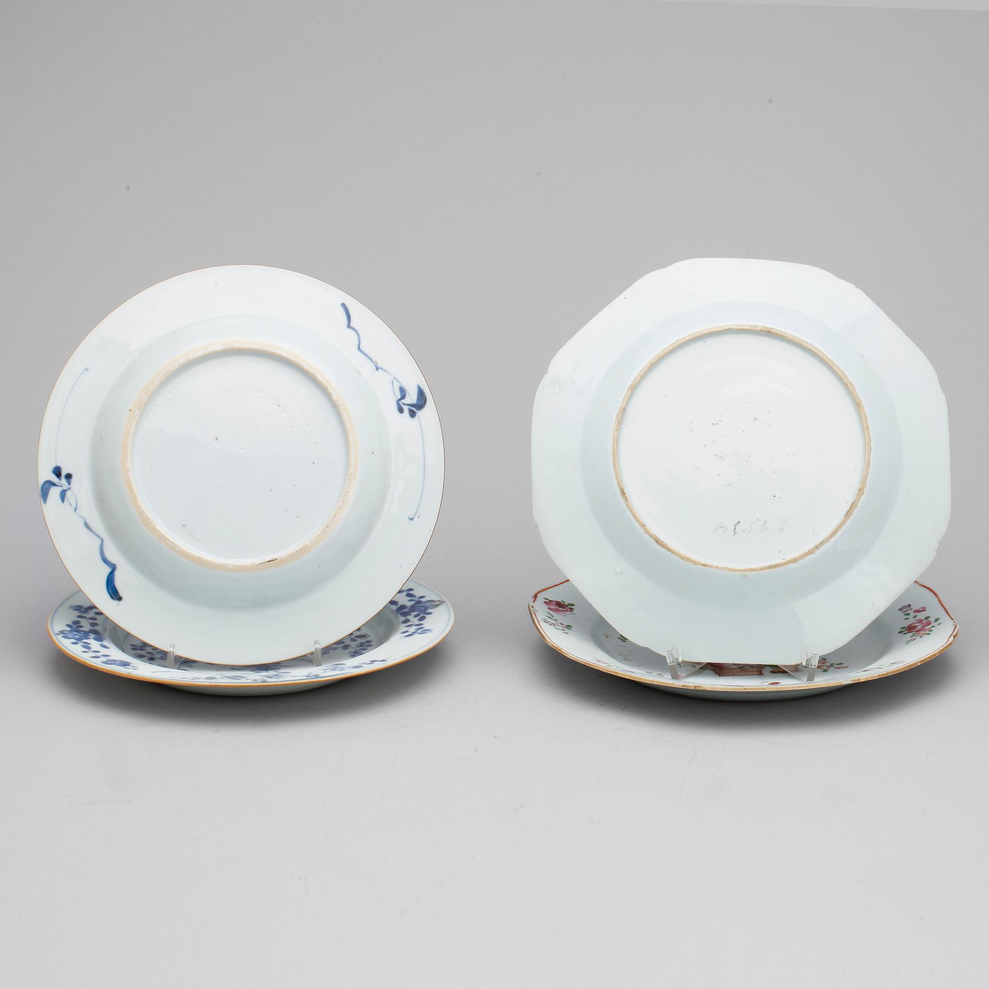 TALLRIKAR, 2+2 stycken, porslin, Kina, Kangxi respektive Qianlong, 1700-tal.