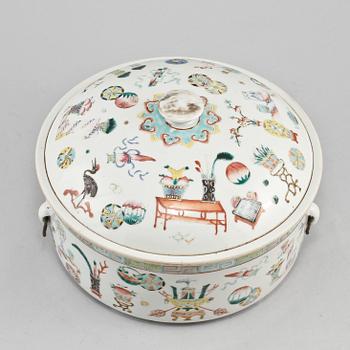 KAROTT MED LOCK, porslin, Kina, 1800-tal.