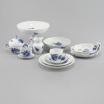 KAFFESERVISDELAR, ca 35 st, "Blå Blomst", Royal Copenhagen, 1900-talets andra hälft.
