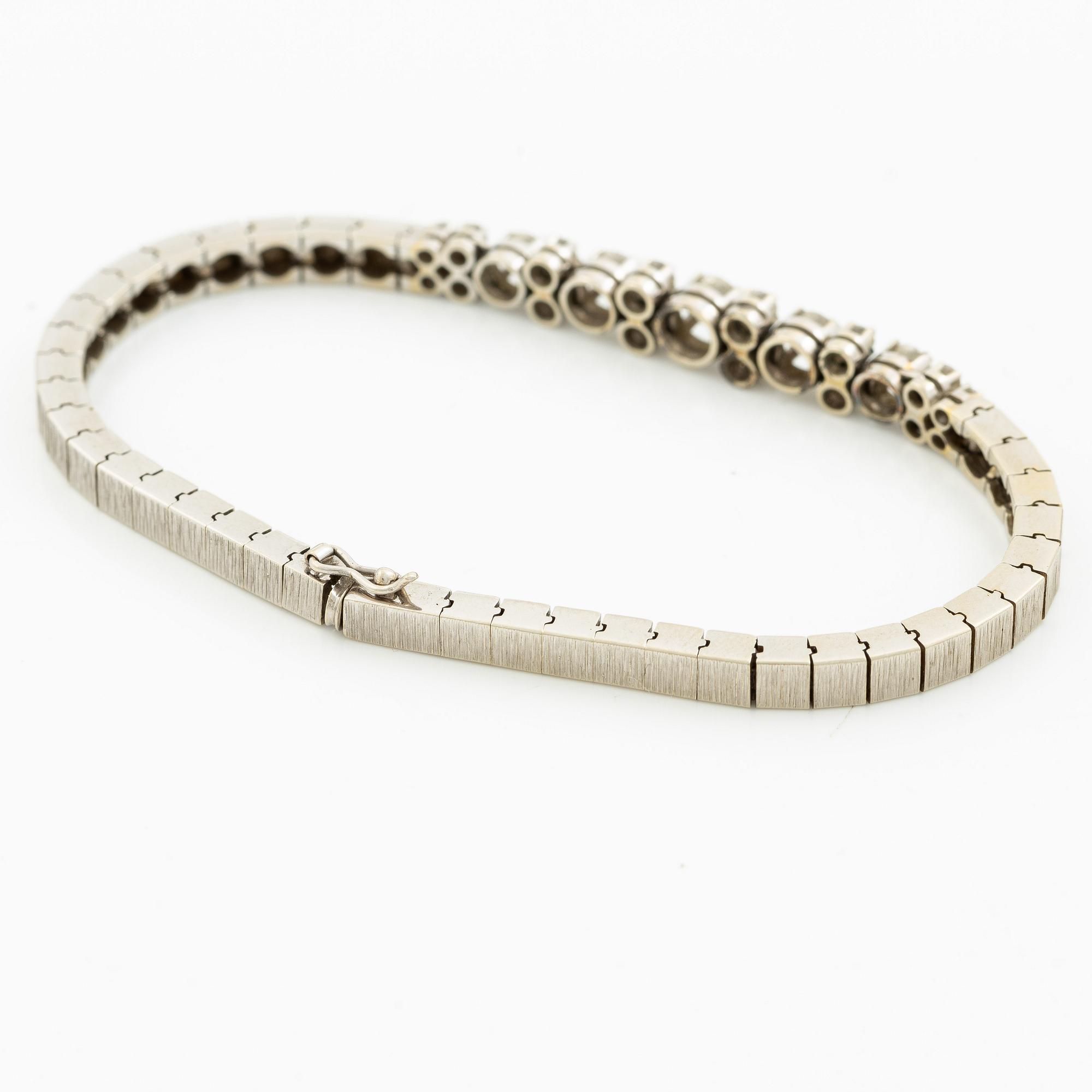 Bracelet 18K white gold with brilliant-cut diamonds.