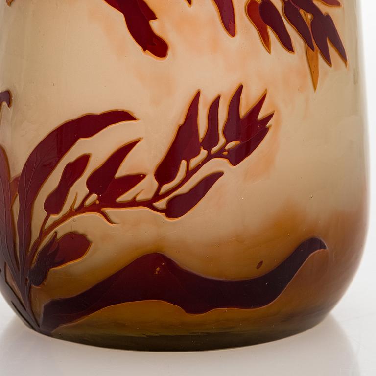 Emile Gallé, vas, överfågnsglas, signerad  E. Gallé, Frankrike, 1800-talets slut.