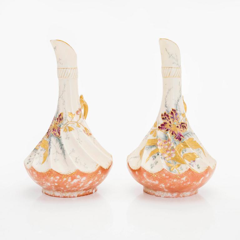 Kannor, ett par, Satsuma, samt urna, Imari, porslin, Japan, 1900-talets början,.