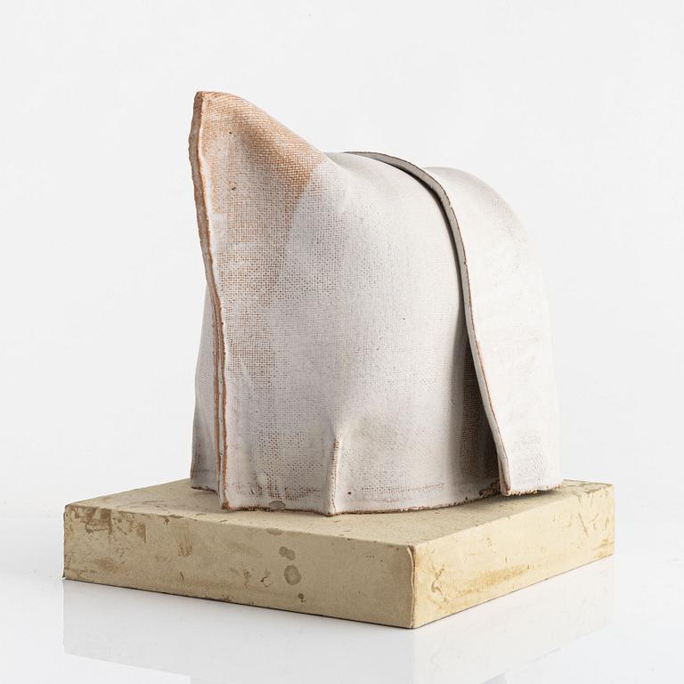 Hertha Hillfon, skulptur, lergods, "Hätta", signerad Hillfon.