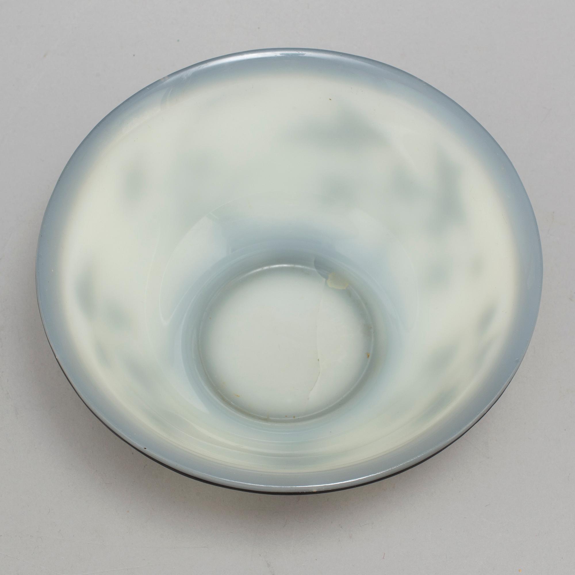A Chinese peking glass bowl, 20th century.