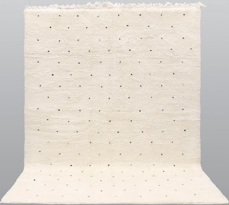A Moroccan carpet, approx. 292 x 209 cm.