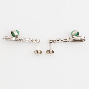 Örhängen med cabochonslipade smaragder och briljantslipade diamanter.