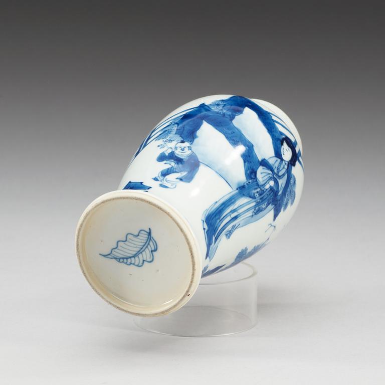 A blue and white vase, Qing dynasty, Kangxi (1662-1722).