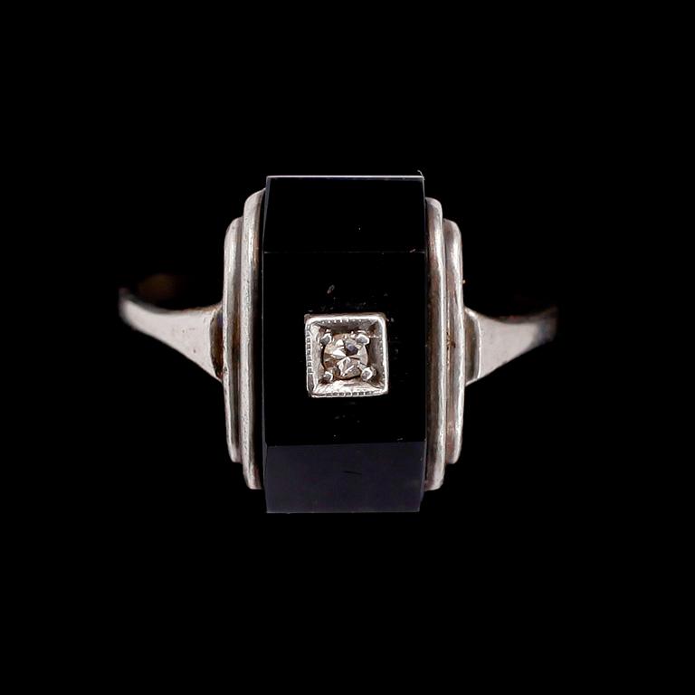 RING, silver, art déco, 1920-/30-tal, med svart sten och briljantslipd diamant.