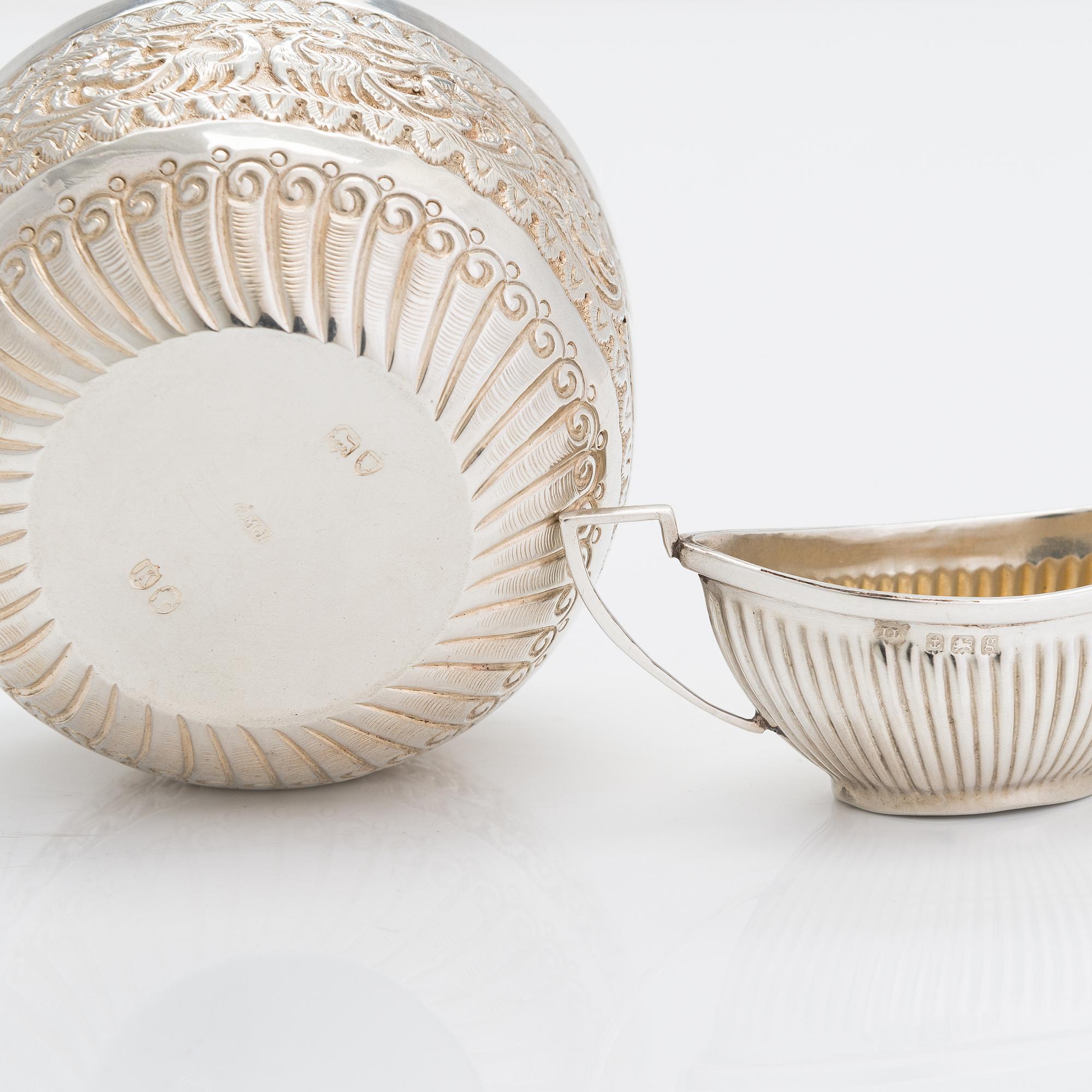 Parti bordssilver, 8 delar, sterlingsilver, England 1885-1909 och Edinburg 1807.