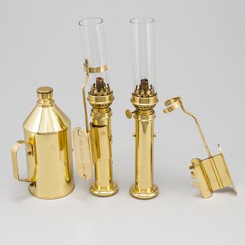 FOTOGENLAMPOR, ett par samt fotogenbehållare, mässing, G.V. Harnisch eftf., Köpenhamn, Danmark, 1900-talets andra hälft.