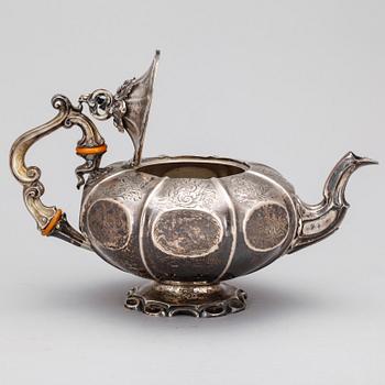 TEKANNA, silver, nyrokoko, Gustav Möllenborg, Stockholm 1850. Vikt ca 924 gram.