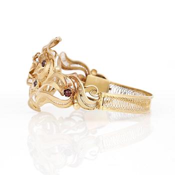 ARMRING, filigranarbete, 18 guld med granater. Stockholm 1860. Vikt ca 25 g.