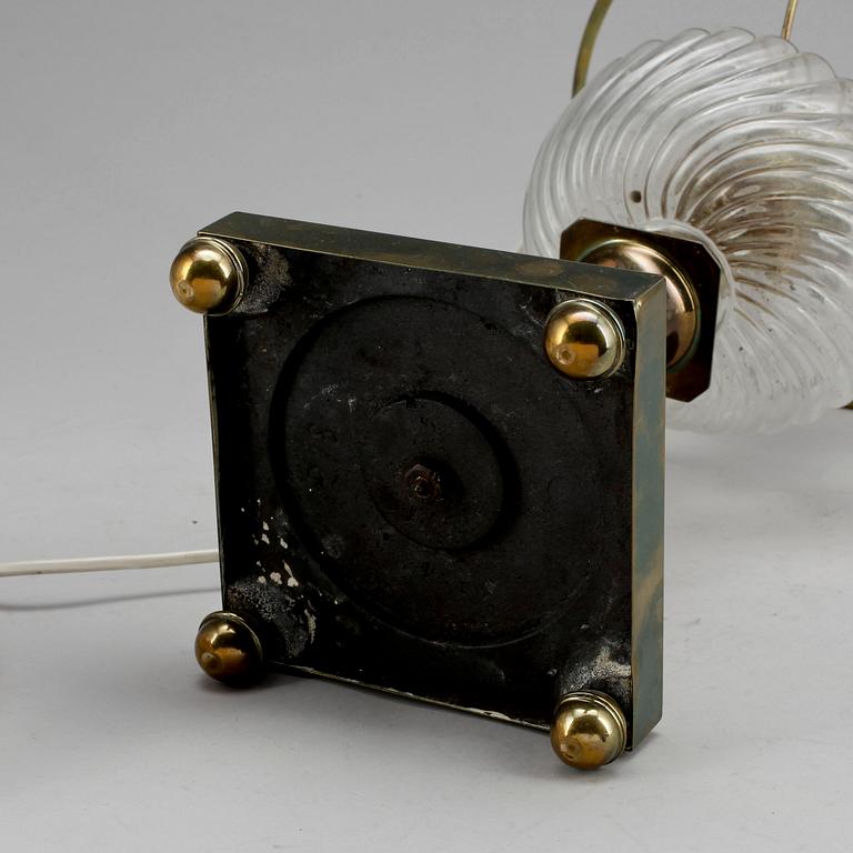 BORDSLAMPA, mässing samt porslin, 1900-tal.