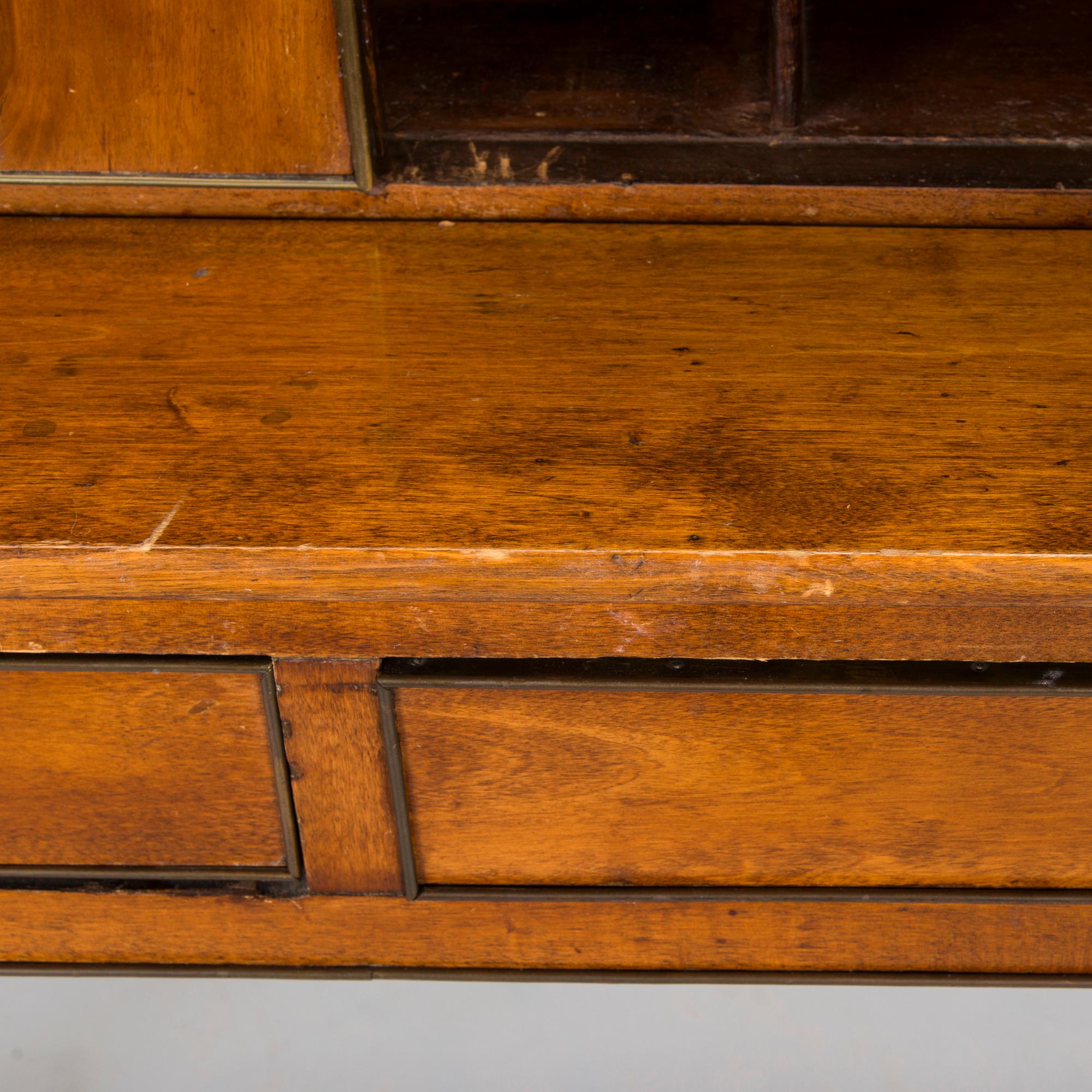 Skåp sengustavianskt, 1800-talets början och slut.