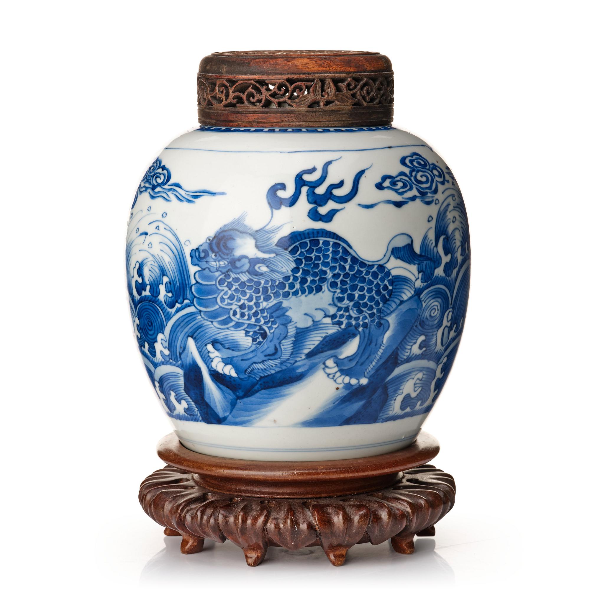 A blue and white jar, Qing dynasty, Kangxi (1662-1722).