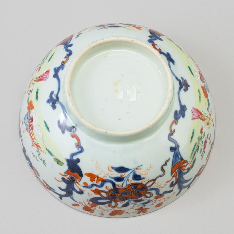 A famille rose and imari 'mandarin' figural export porcelain bowl, Qing dynasty, Qianlong (1736-95).