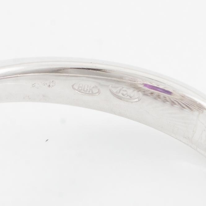 Ring 18K vitguld med ametist och briljantslipade diamanter.