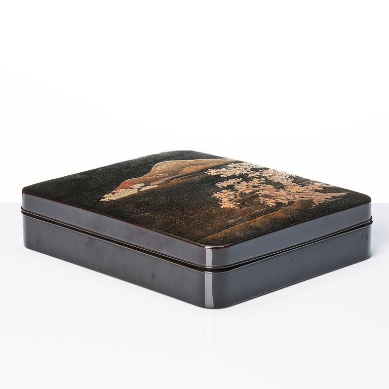 A Japanese lacquer box with cover, Meiji period (1868-1912).