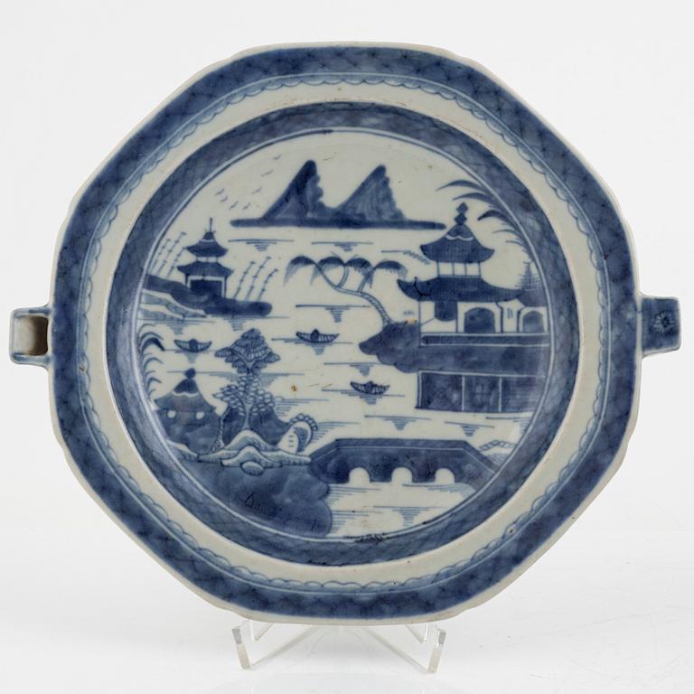 Two blue and white porcelain ginger jars and a warm water dish, China, Qing dynasty, 19th century.