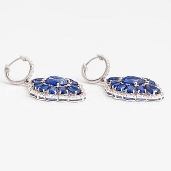 A pair of 18K white gold earrings with brilliant cut diamonds ca. 0.76 ct in total and kyanites.