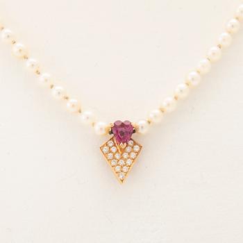 W.A. Bolin, necklace of cultured pearls with a pendant in 18K gold featuring a heart-shaped pink sapphire and diamonds.