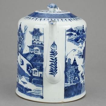 TEKANNA, porslin. Qingdynastin Qianlong 1736-95.