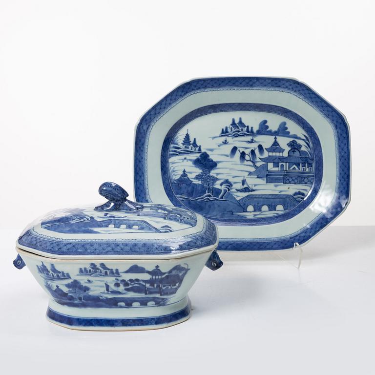 Terrin med lock och fat, kompaniporslin, Qingdynastin, 1800-tal.