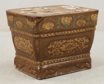 SKULPTURER, ett par, keramik, Kina 1900-tal.