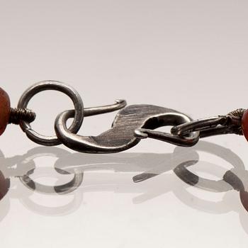 HALSSMYCKE, naturstenar samt glas, silverlås, 1900-tal.