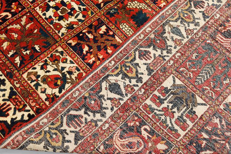 A Baktiari carpet, approx. 313 x 170 cm.