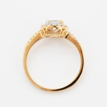 Ring med fasettslipad ljus akvamarin och briljantslipade diamanter.