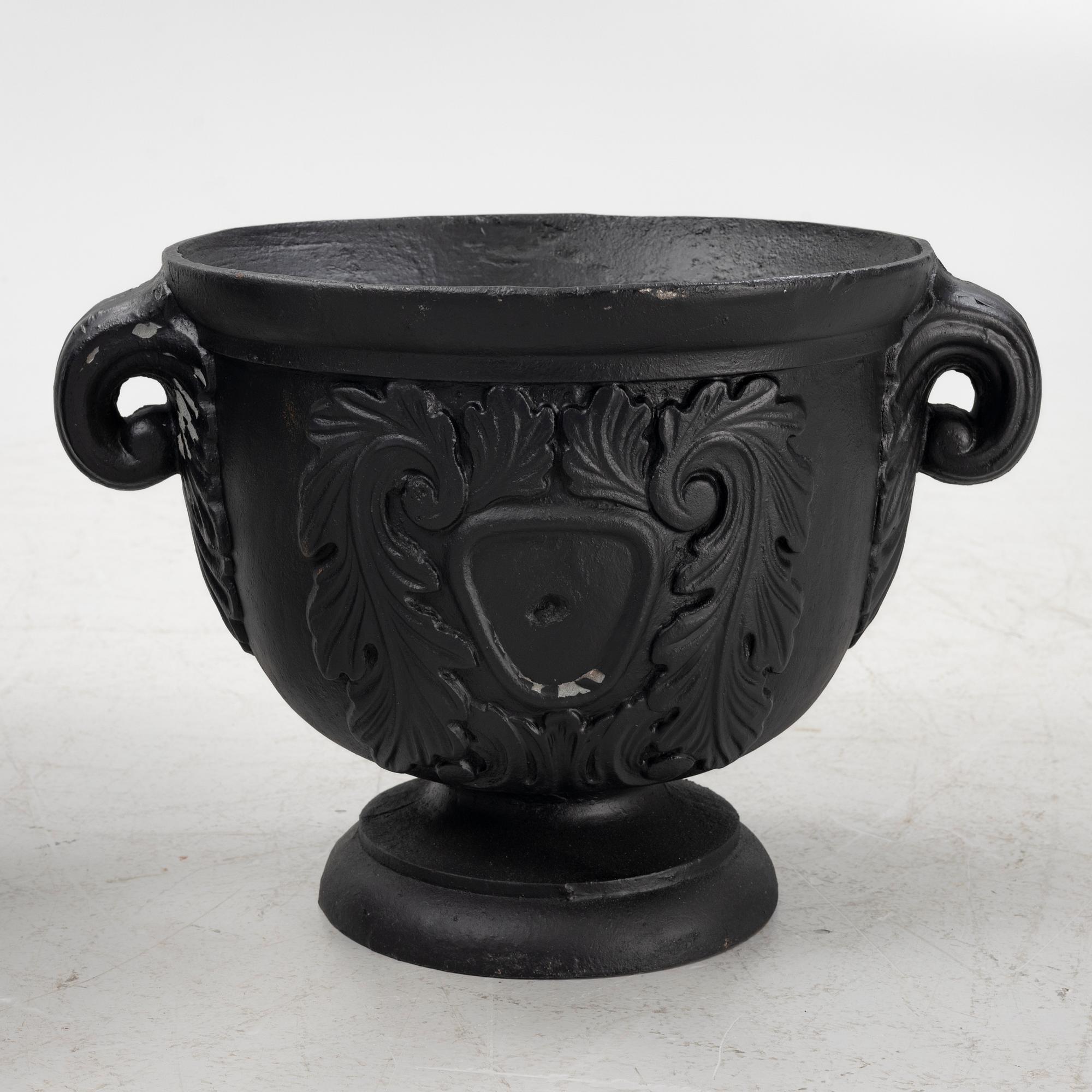 Trädgårdsurnor, ett par, gjutjärn, 1900-tal.