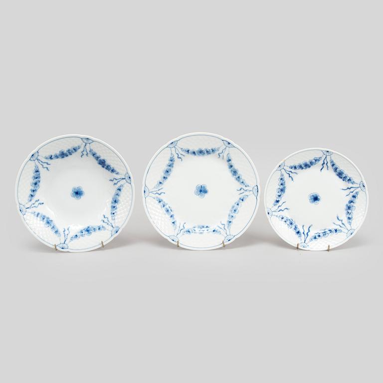 Harriet Bing, astiasto, 110 osaa, "Empire" posliini,  ja pöytäliina, Bing & Grøndahl Tanska.