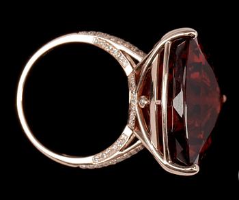 RING, 14k roséguld med trillionslipad citrin ca 23,07 ct och mindre briljantslipade diamanter. Vikt ca 9,8 gram.